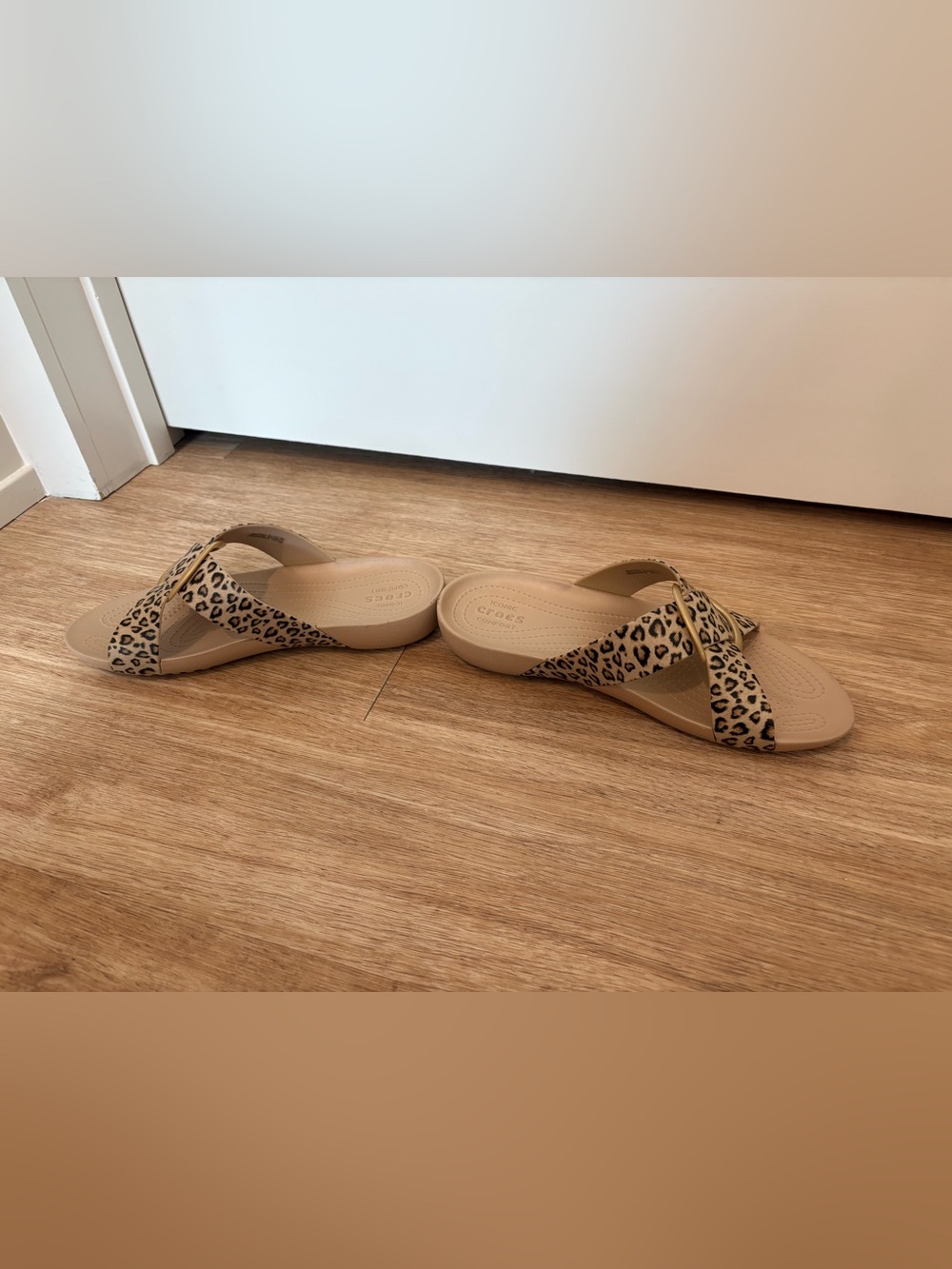 CROCS Serena Leopard Printed Tan Criss Cross Strap Slides with Gold Ring 10 - Picture 4 of 12